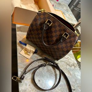 Brand new Louis Vuitton speedy 25. Comes with box, dust bag, keys, and strap.